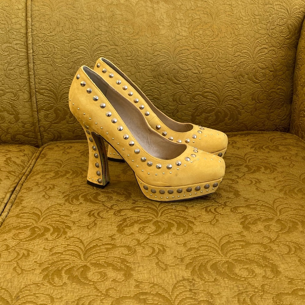 Brand: fRh Size 8.5 mustard heels